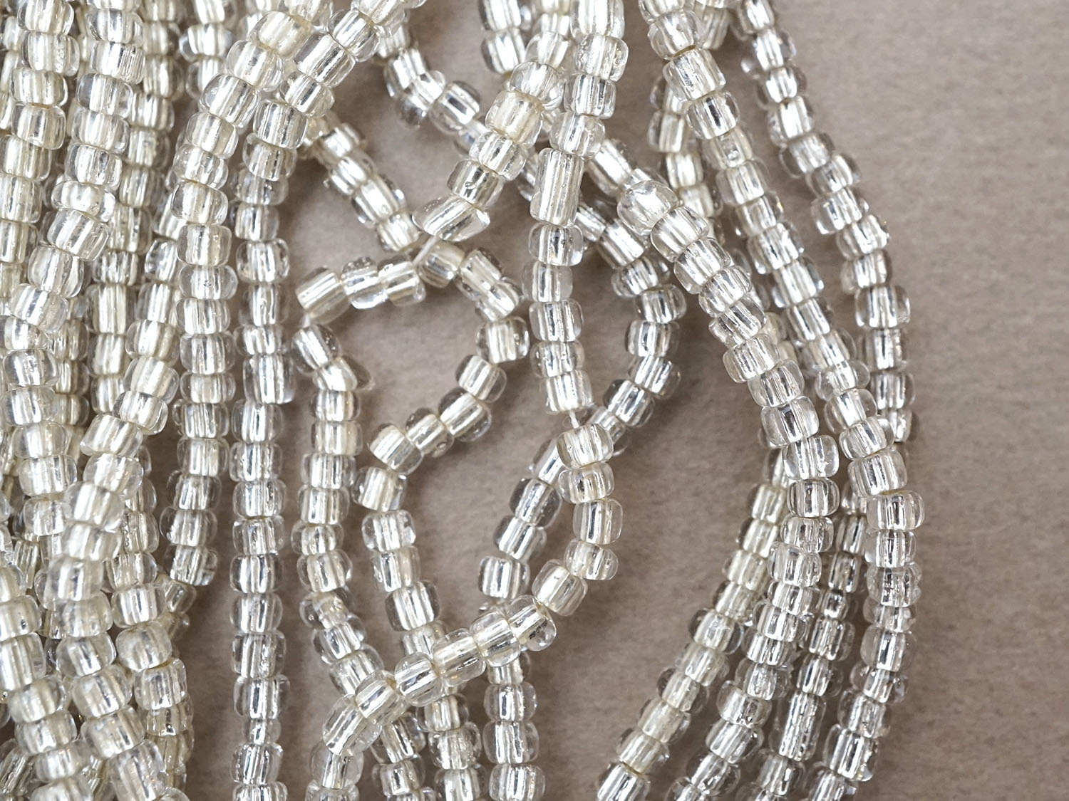 画像4: アンティーク ライン入り クリア＆シルバー シードビーズ ガラスビーズ 57〜63g (4)