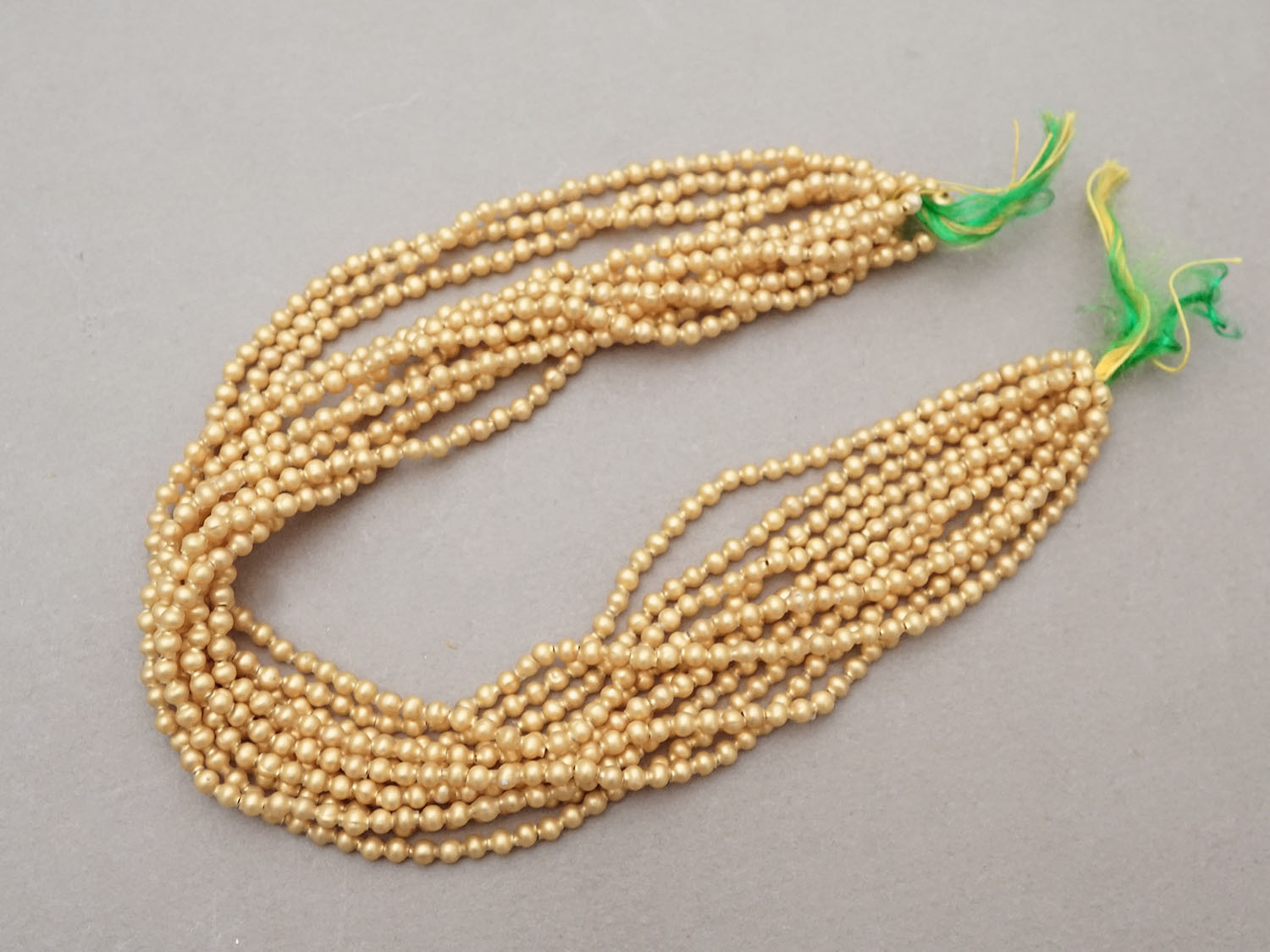 画像2: アンティーク スフレビーズ 丸 3mm強 ゴールド 吹きガラス製ビーズ 約930ピース (2)