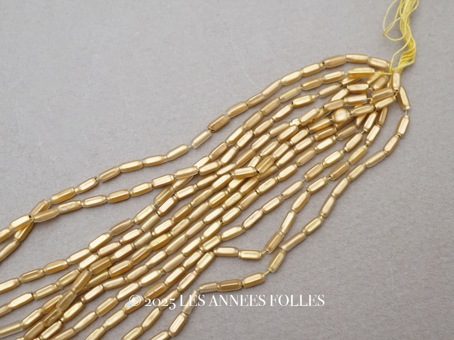 画像1: アンティーク スフレビーズ スモーキーゴールド スティック型  2×5.5mm  約350〜550ピース 吹きガラス製 ビーズ (1)