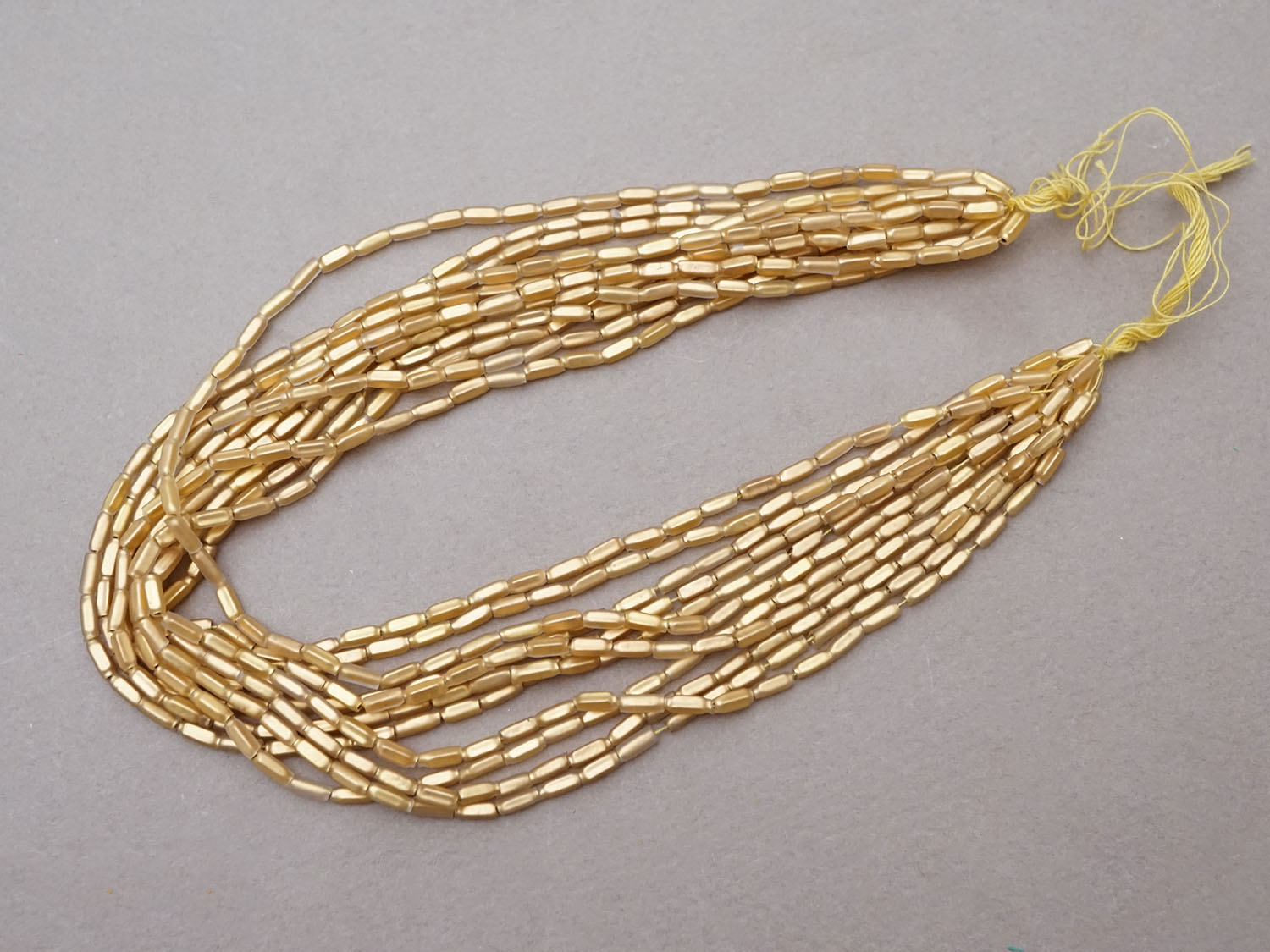 画像2: アンティーク スフレビーズ スモーキーゴールド スティック型  2×5.5mm  約350〜550ピース 吹きガラス製 ビーズ (2)