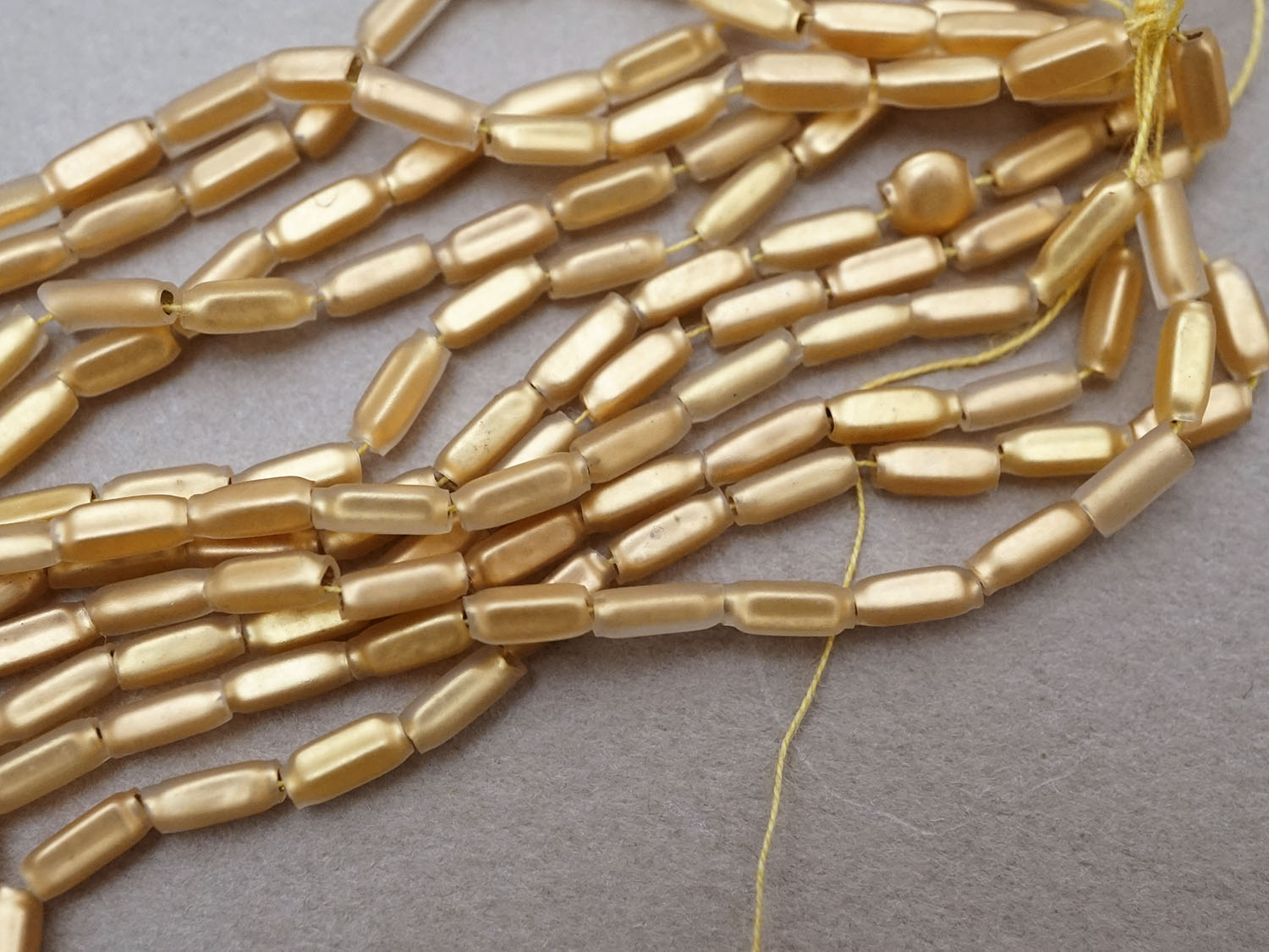 画像3: アンティーク スフレビーズ スモーキーゴールド スティック型  2×5.5mm  約350〜550ピース 吹きガラス製 ビーズ (3)