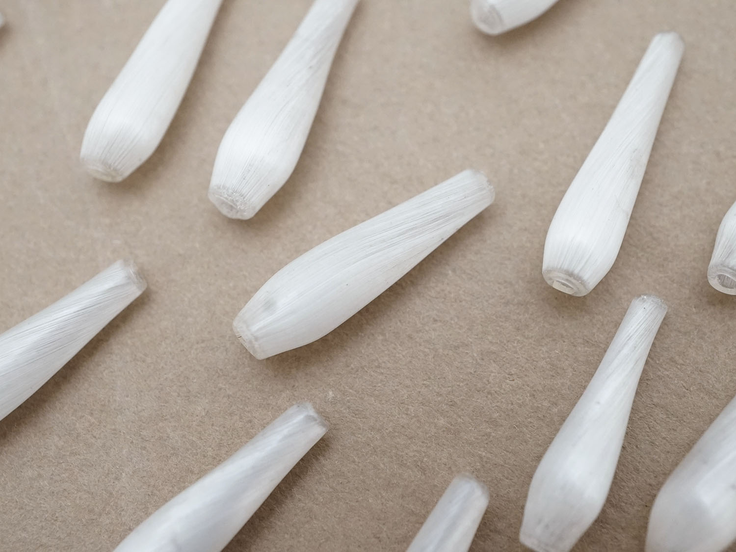 画像3: 【クリスマスセール2025対象外】アンティーク スフレビーズ パールホワイトドロップ型 21×5.5mm 24ピースのセット 吹きガラス製ビーズ (3)