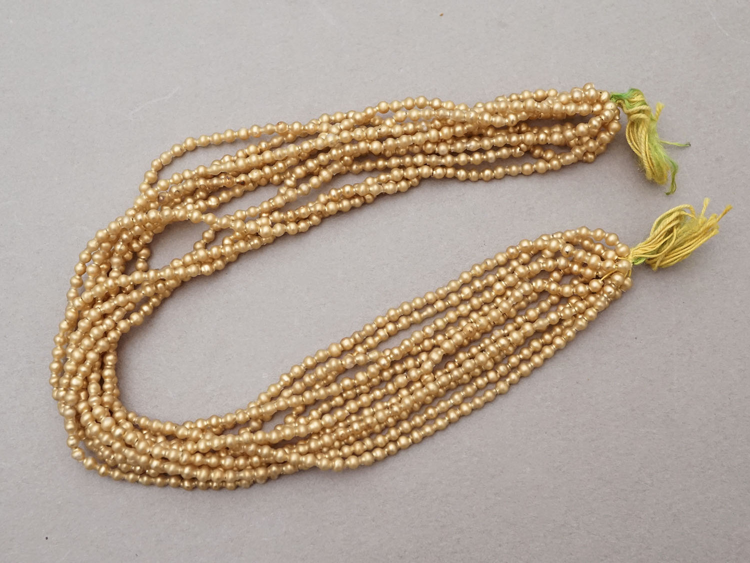 画像2: アンティーク スフレビーズ 丸 3mm グレイッシュゴールド 吹きガラス製ビーズ 約1030ピース (2)