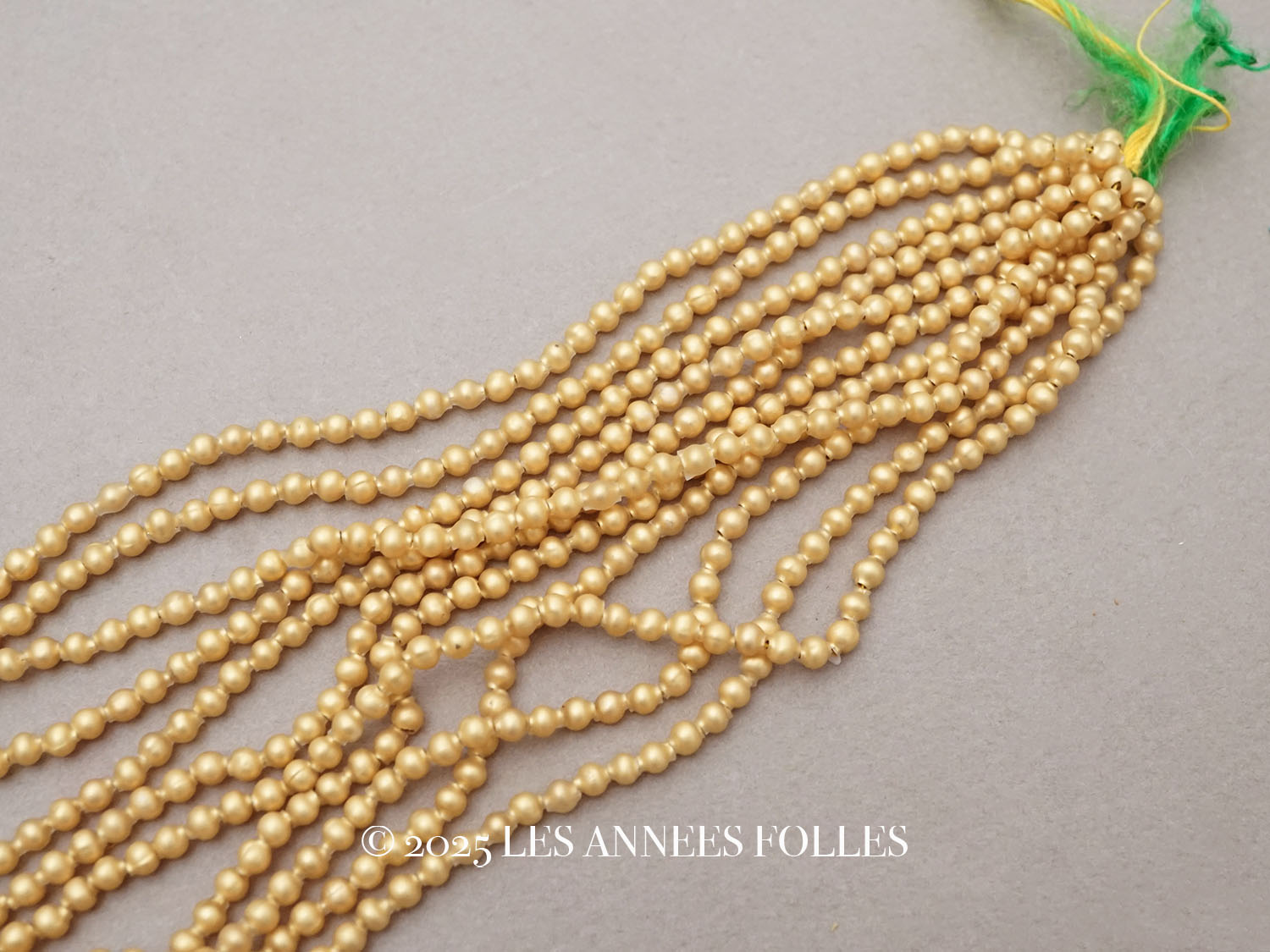 画像1: アンティーク スフレビーズ 丸 3mm強 ゴールド 吹きガラス製ビーズ 約930ピース (1)