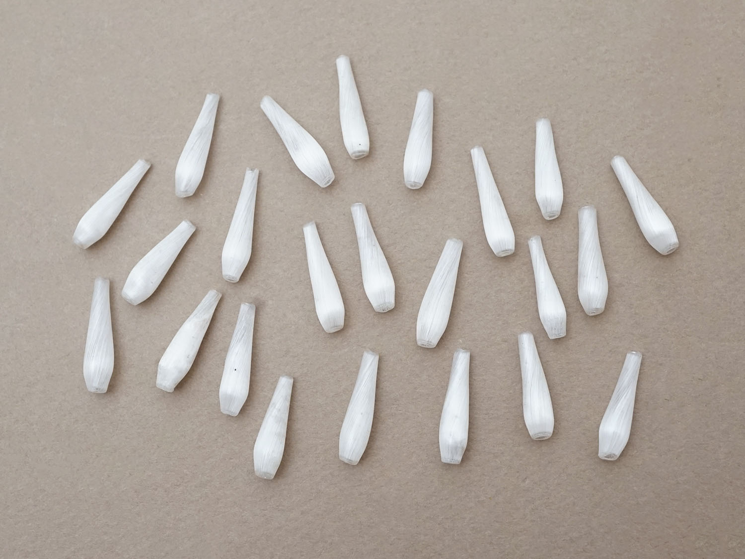 画像2: 【クリスマスセール2025対象外】アンティーク スフレビーズ パールホワイトドロップ型 21×5.5mm 24ピースのセット 吹きガラス製ビーズ (2)