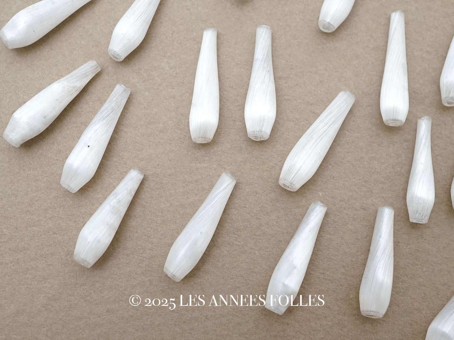 画像1: 【クリスマスセール2025対象外】アンティーク スフレビーズ パールホワイトドロップ型 21×5.5mm 24ピースのセット 吹きガラス製ビーズ (1)