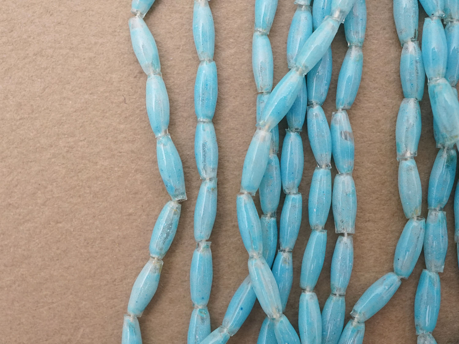 画像3: アンティーク スフレビーズ ターコイズブルー 2.5×7mm 約480ピース 吹きガラス製ビーズ (3)