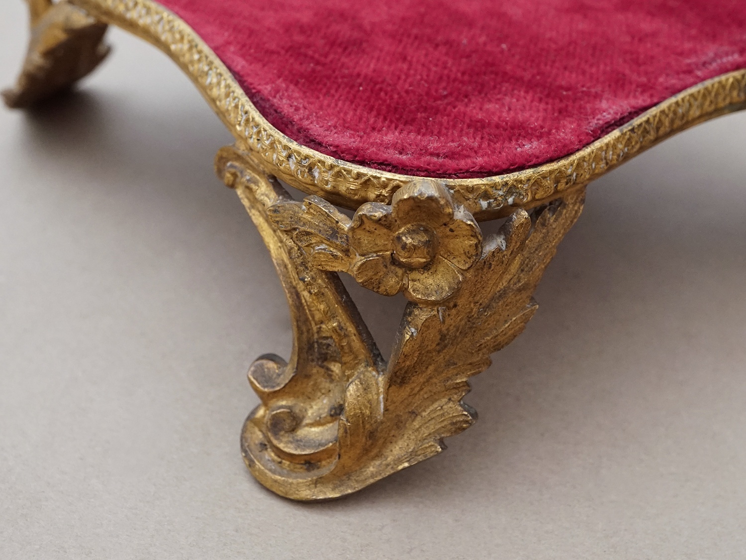 画像10: 【クリスマスセール2025対象外】アンティーク ベルベットの台座 ボルドー  (10)