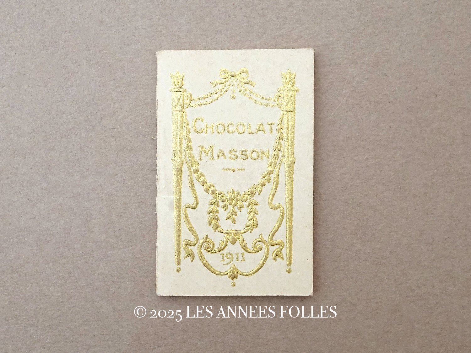 画像1: 【クリスマスセール2025対象外】1911年 アンティーク 薔薇とリボンのガーランド 小さなカレンダーのカルネ  - CHOCOLAT MASSON - (1)