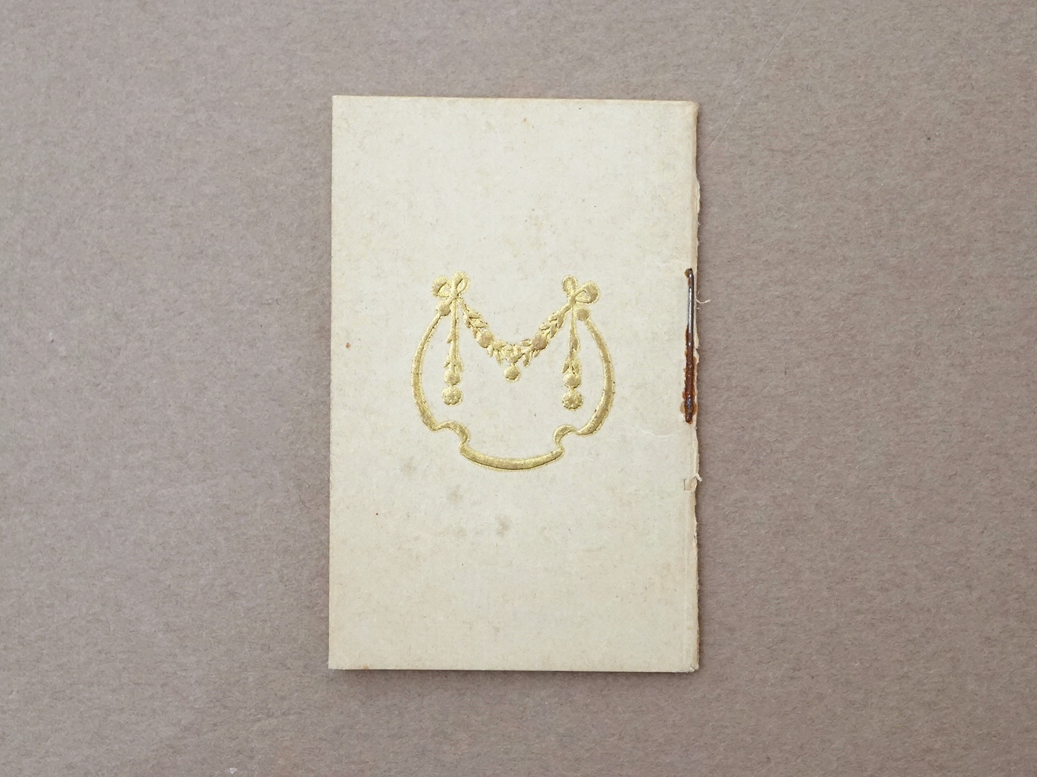 画像2: 【クリスマスセール2025対象外】1911年 アンティーク 薔薇とリボンのガーランド 小さなカレンダーのカルネ  - CHOCOLAT MASSON - (2)