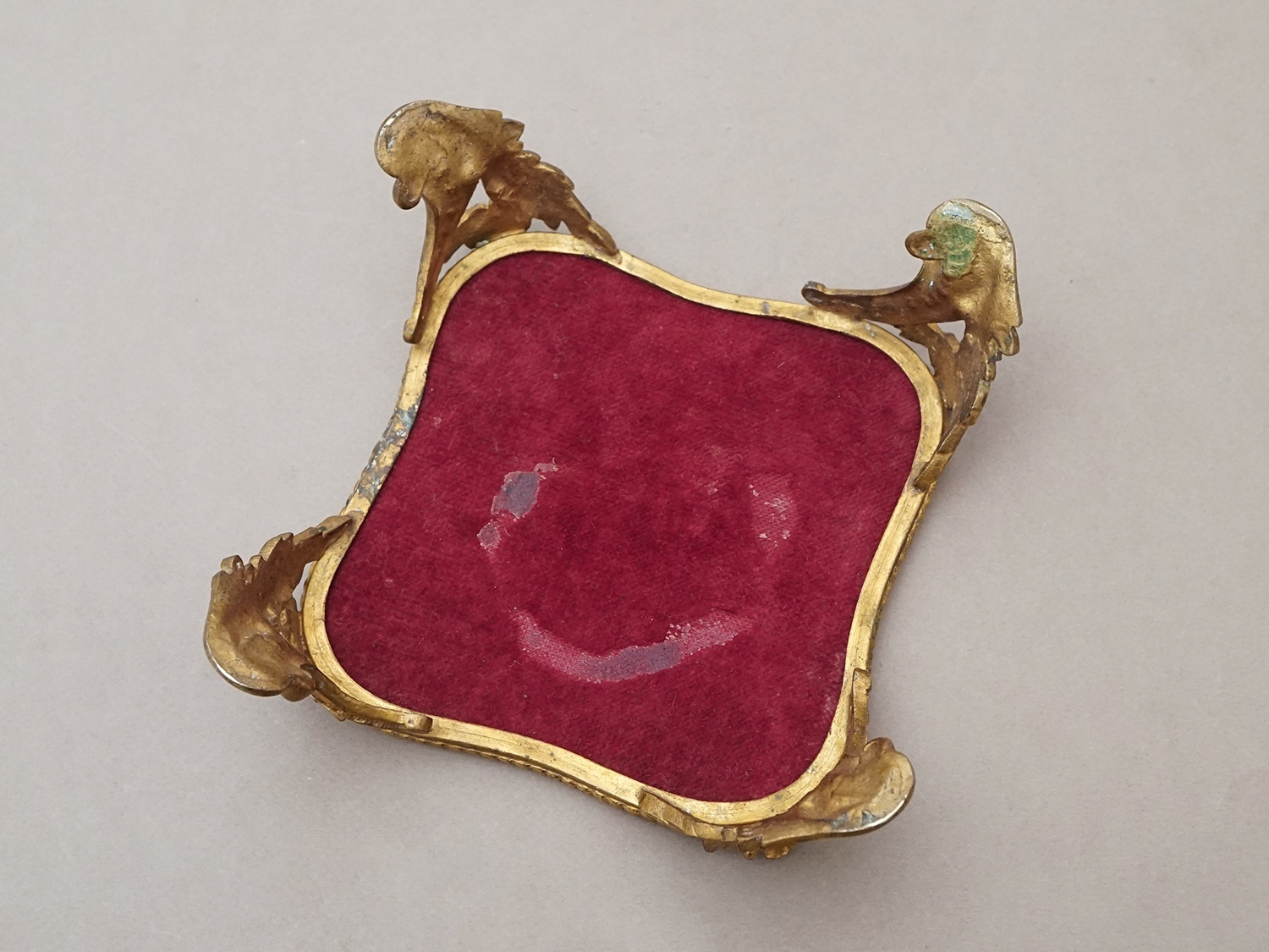 画像4: 【クリスマスセール2025対象外】アンティーク ベルベットの台座 ボルドー  (4)