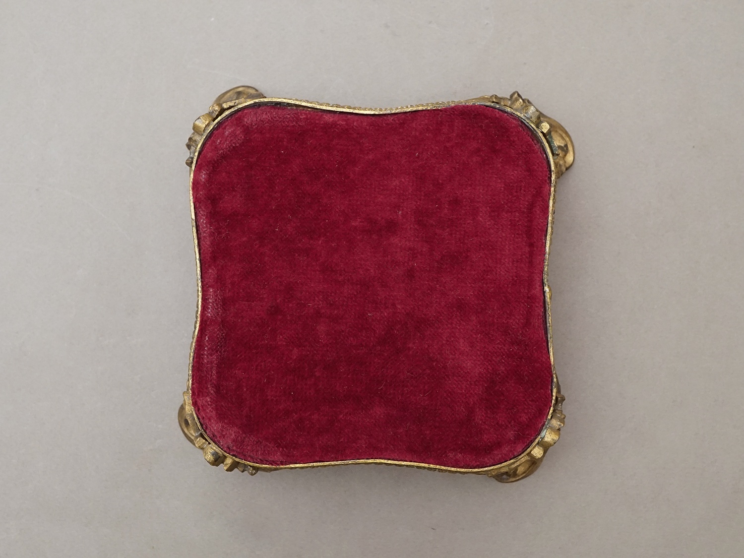 画像3: 【クリスマスセール2025対象外】アンティーク ベルベットの台座 ボルドー  (3)