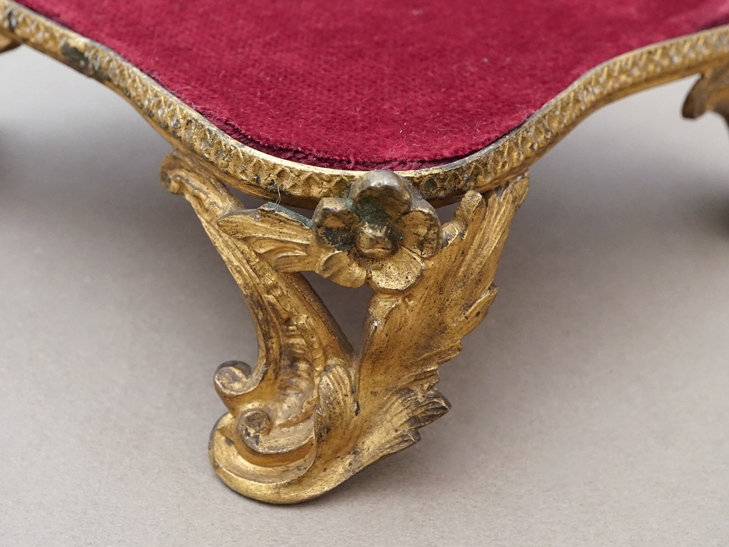 画像9: 【クリスマスセール2025対象外】アンティーク ベルベットの台座 ボルドー  (9)