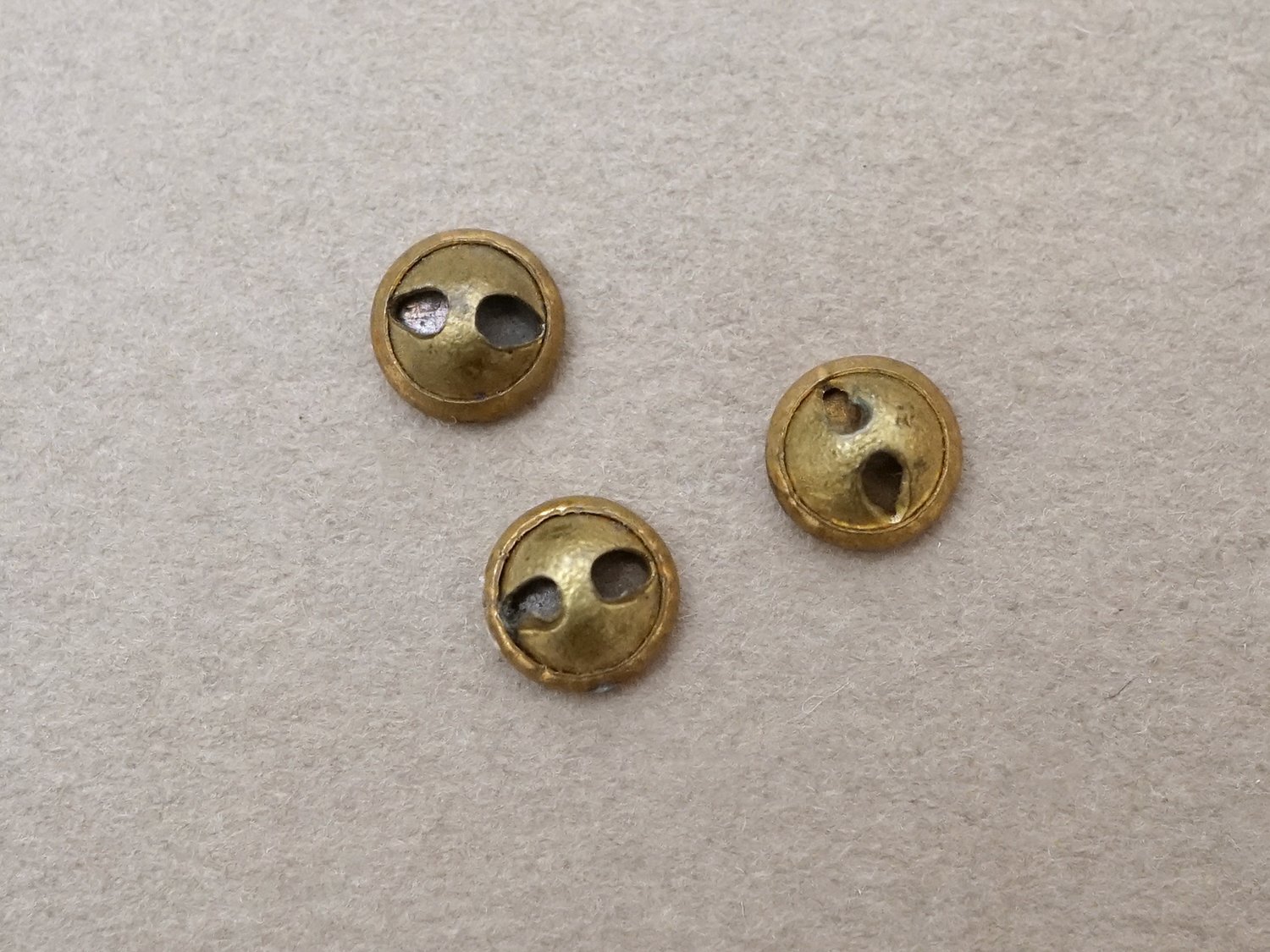 画像3: 【クリスマスセール2025対象外】19世紀 アンティーク 極小 メタルボタン 6mm 3点セット (3)