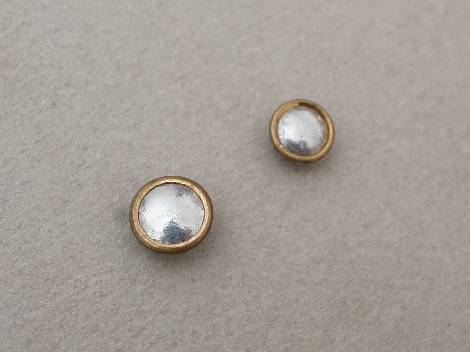 画像2: 【クリスマスセール2025対象外】19世紀 アンティーク 極小 メタルボタン 6〜8.5mm  (2)