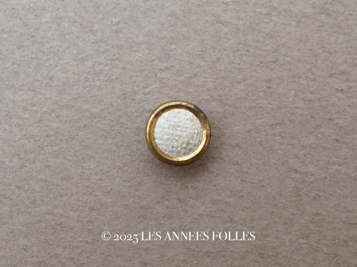 画像1: 【クリスマスセール2025対象外】19世紀 アンティーク 極小 メタル＆リネンボタン 6.5mm  (1)