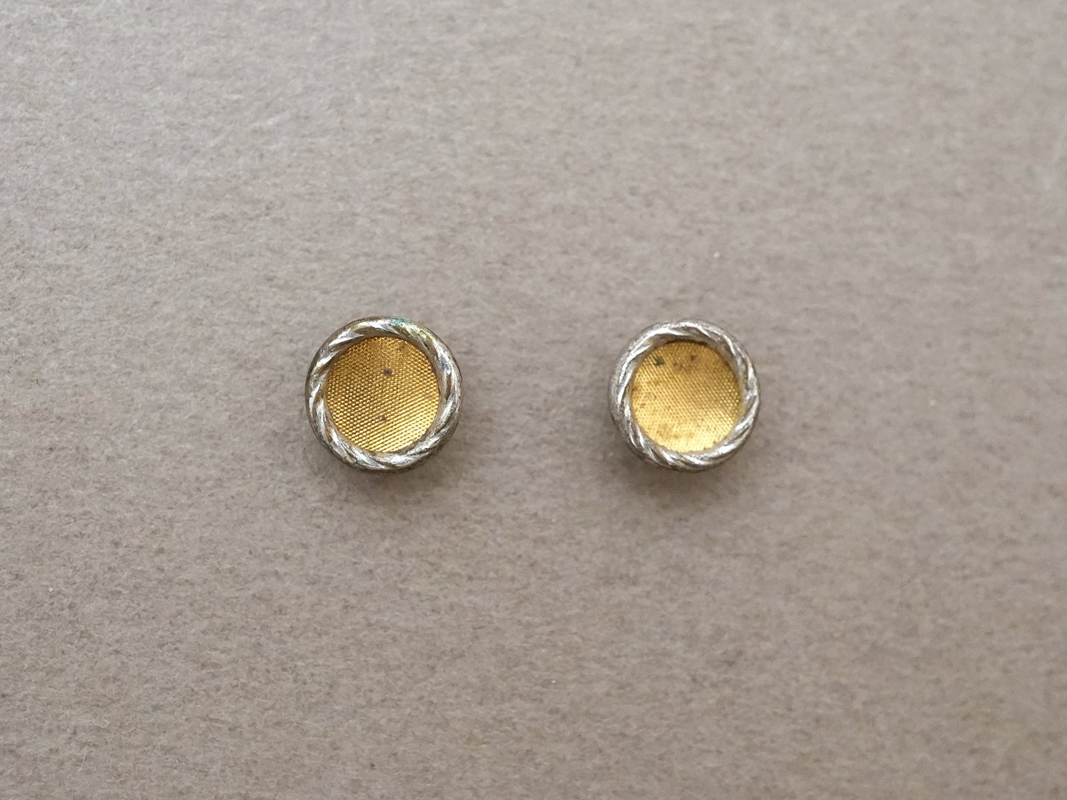 画像2: 【クリスマスセール2025対象外】19世紀 アンティーク 極小 メタルボタン 7mm 5点セット (2)