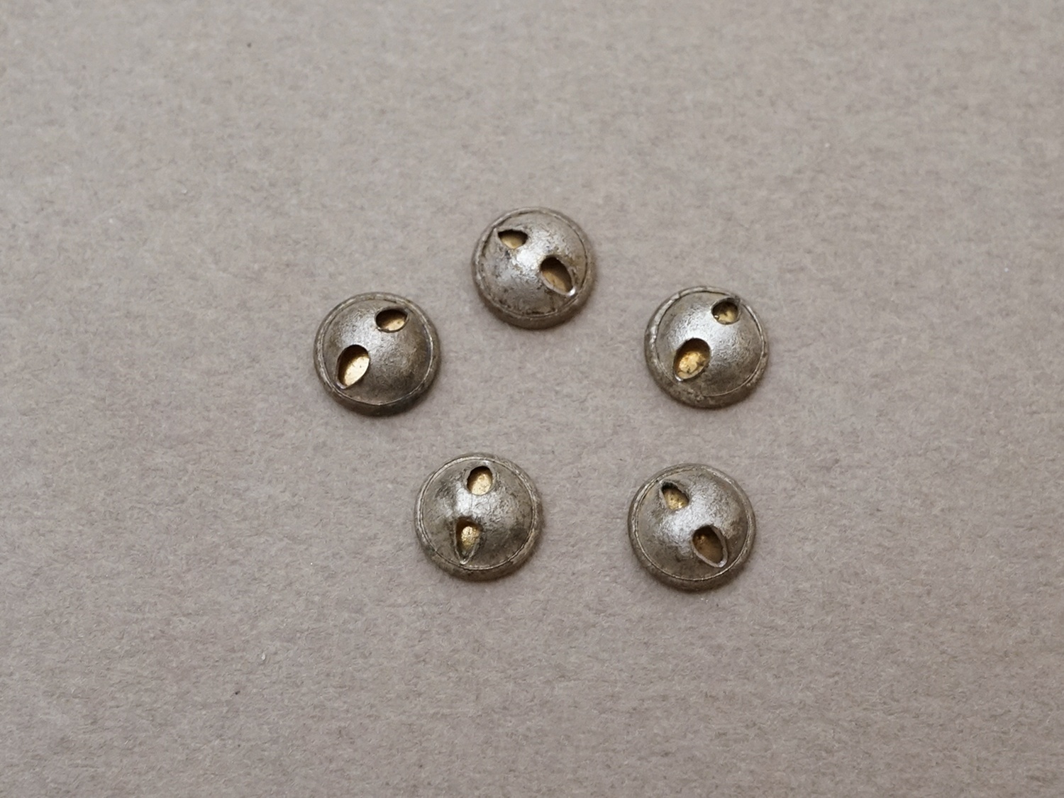 画像4: 【クリスマスセール2025対象外】19世紀 アンティーク 極小 メタルボタン 7mm 5点セット (4)