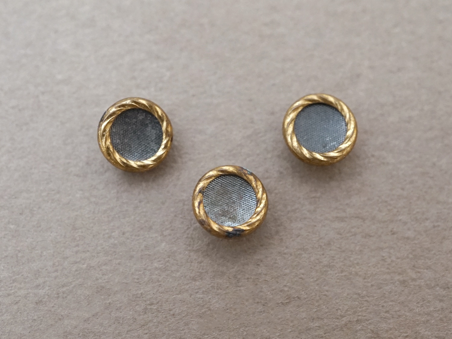 画像2: 【クリスマスセール2025対象外】19世紀 アンティーク 極小 メタルボタン 6mm 3点セット (2)
