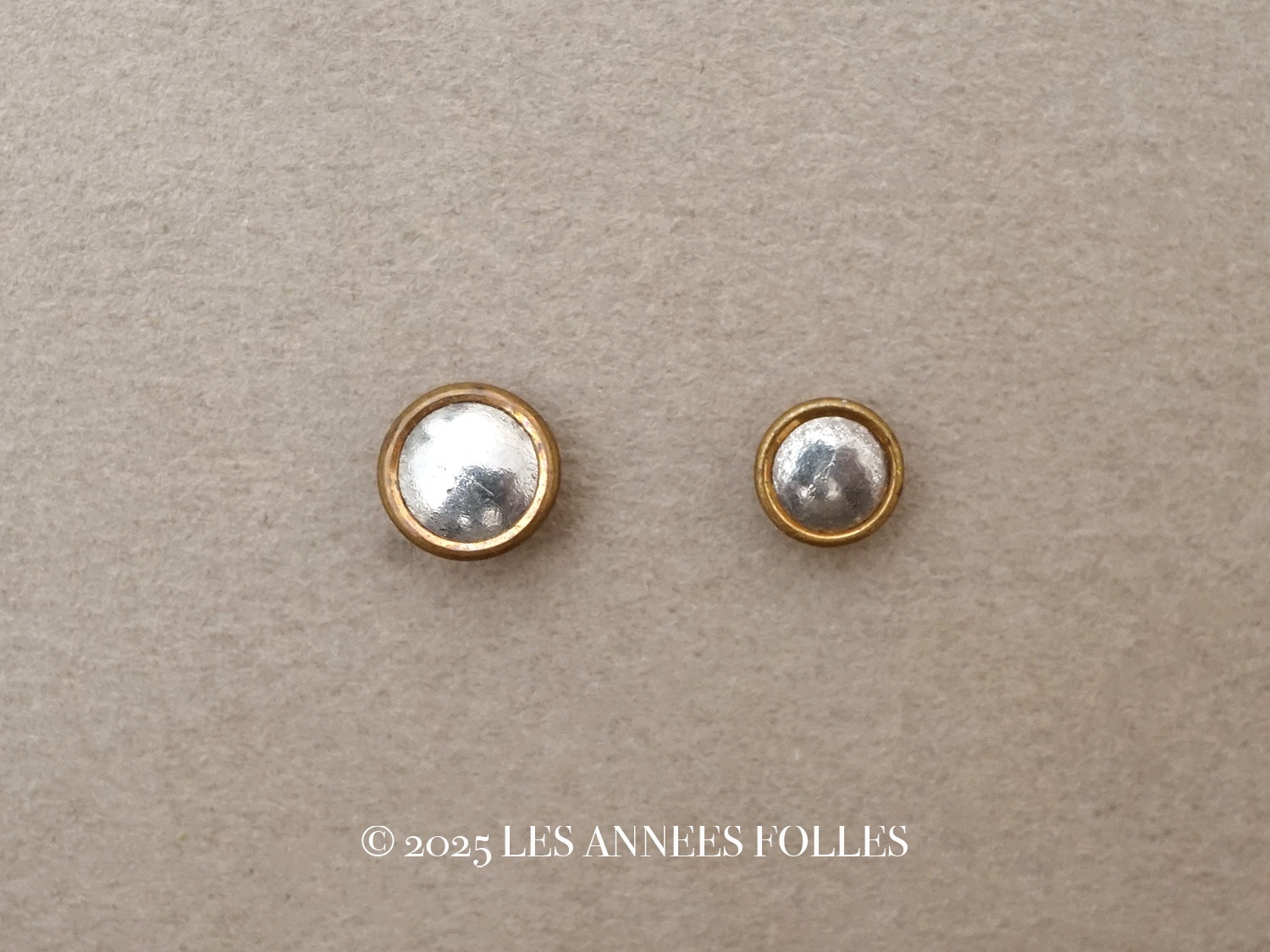 画像1: 【クリスマスセール2025対象外】19世紀 アンティーク 極小 メタルボタン 6〜8.5mm  (1)