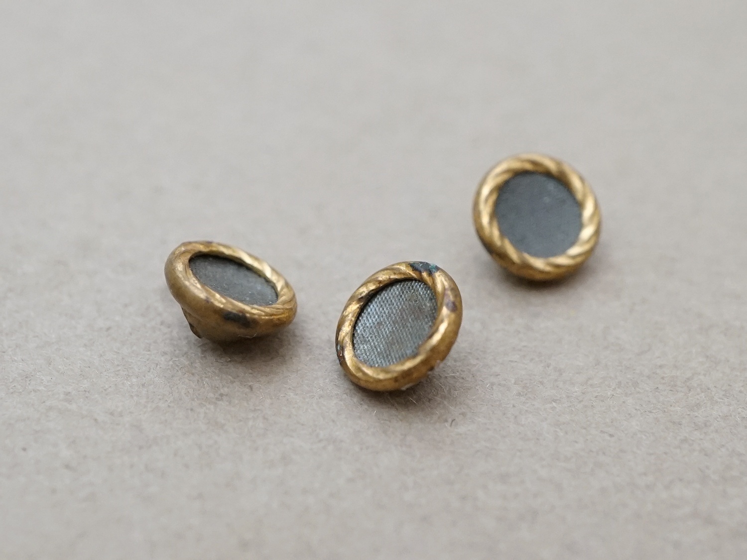 画像4: 【クリスマスセール2025対象外】19世紀 アンティーク 極小 メタルボタン 6mm 3点セット (4)