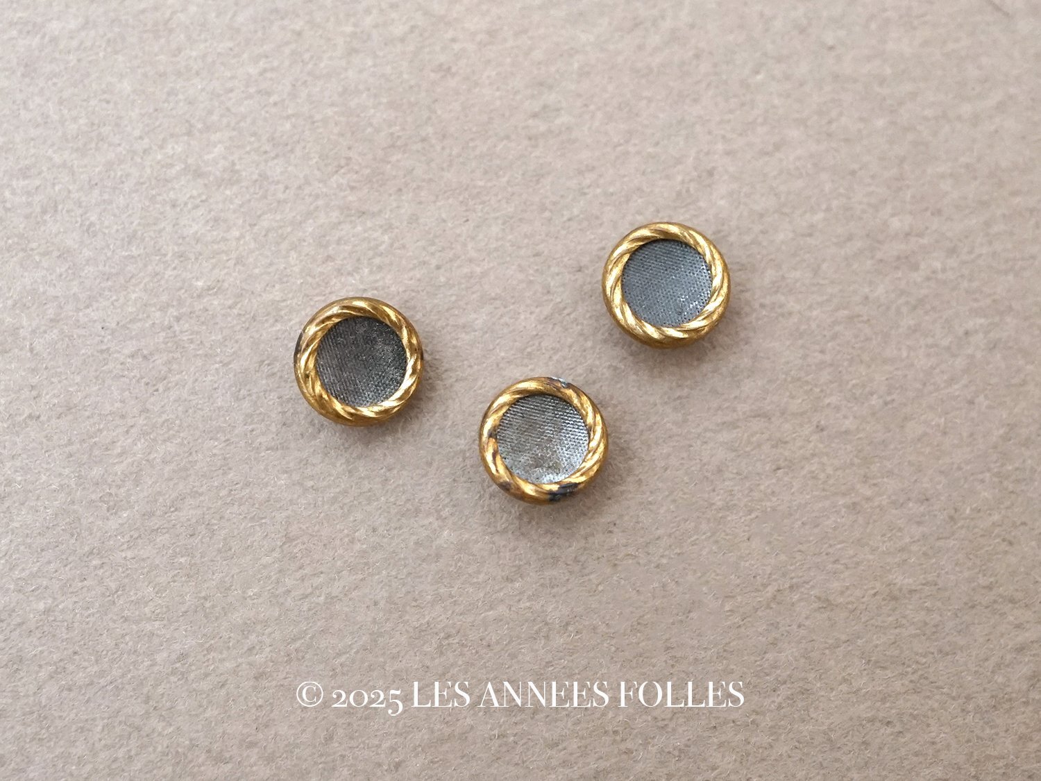 画像1: 【クリスマスセール2025対象外】19世紀 アンティーク 極小 メタルボタン 6mm 3点セット (1)