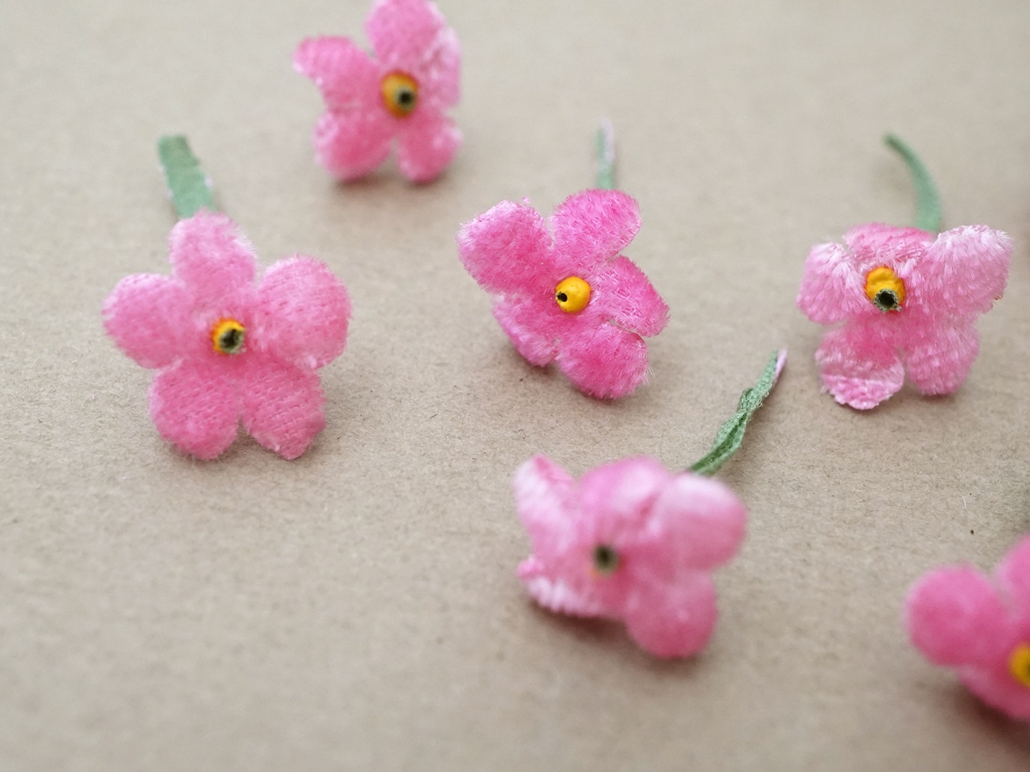 画像3: 【クリスマスセール2025対象外】アンティーク 勿忘草 ベルベットの布花  ピンク 9〜10ピースのセット 15mm (3)