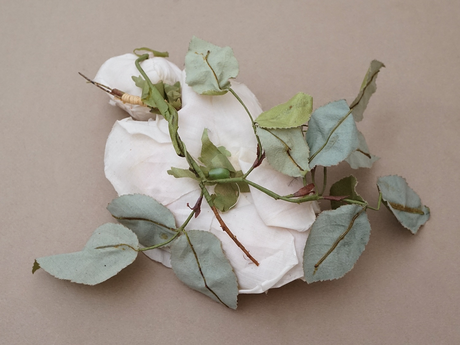 画像6: 【クリスマスセール2025対象外】1900年頃 アンティーク薔薇の大きな布花 パウダーピンク (6)