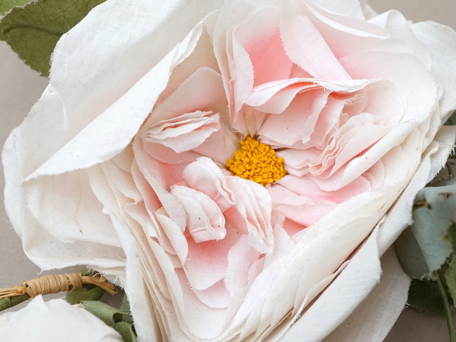 画像2: 【クリスマスセール2025対象外】1900年頃 アンティーク薔薇の大きな布花 パウダーピンク (2)