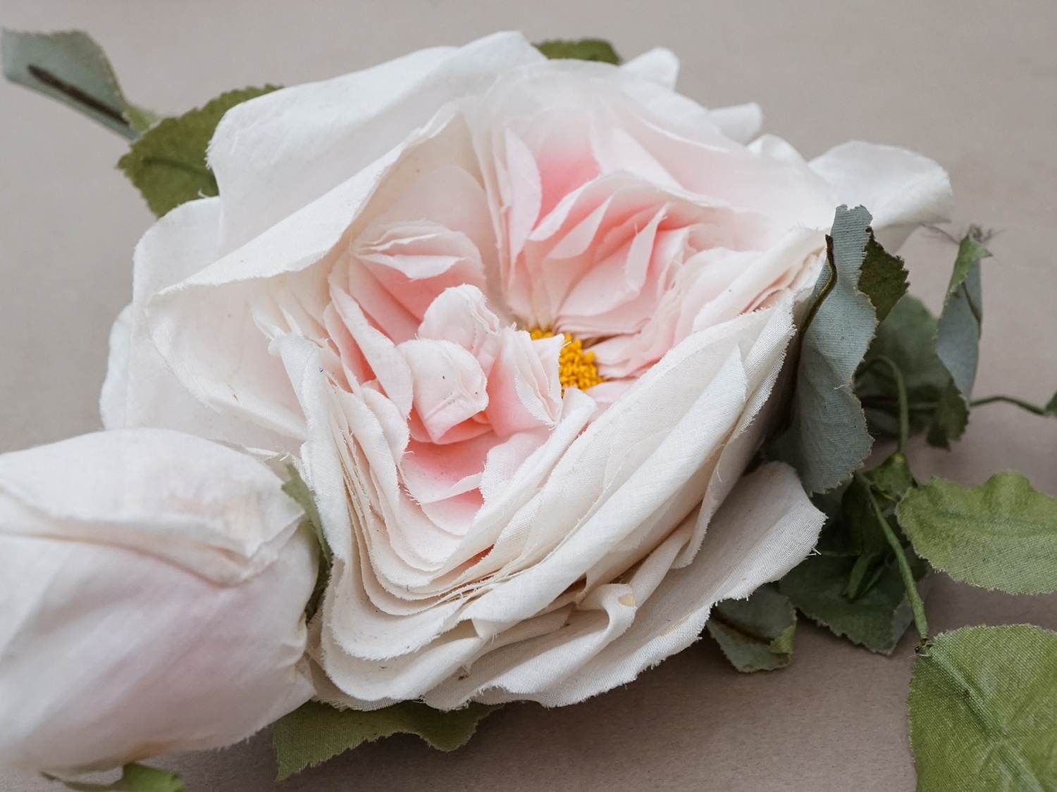 画像8: 【クリスマスセール2025対象外】1900年頃 アンティーク薔薇の大きな布花 パウダーピンク (8)