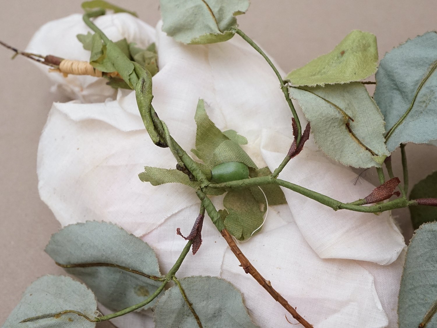 画像7: 【クリスマスセール2025対象外】1900年頃 アンティーク薔薇の大きな布花 パウダーピンク (7)