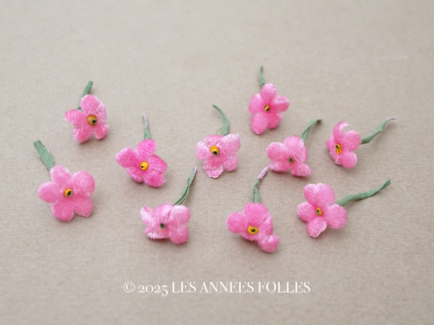 画像1: 【クリスマスセール2025対象外】アンティーク 勿忘草 ベルベットの布花  ピンク 9〜10ピースのセット 15mm (1)