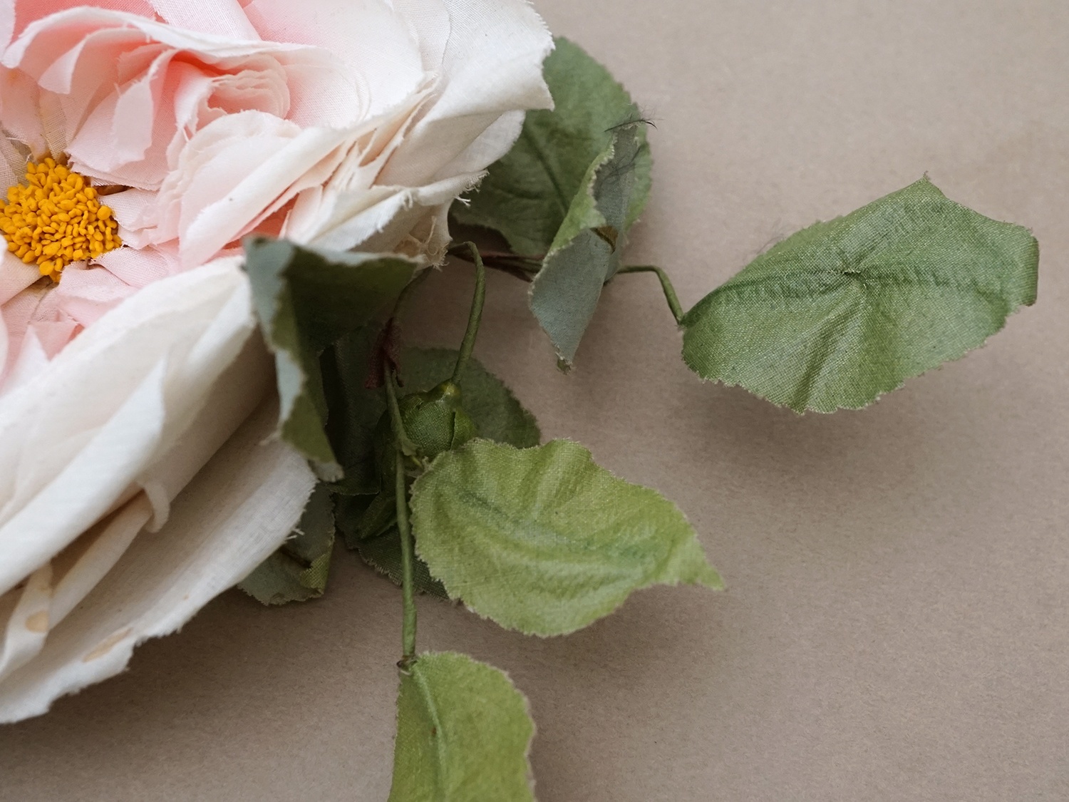 画像4: 【クリスマスセール2025対象外】1900年頃 アンティーク薔薇の大きな布花 パウダーピンク (4)