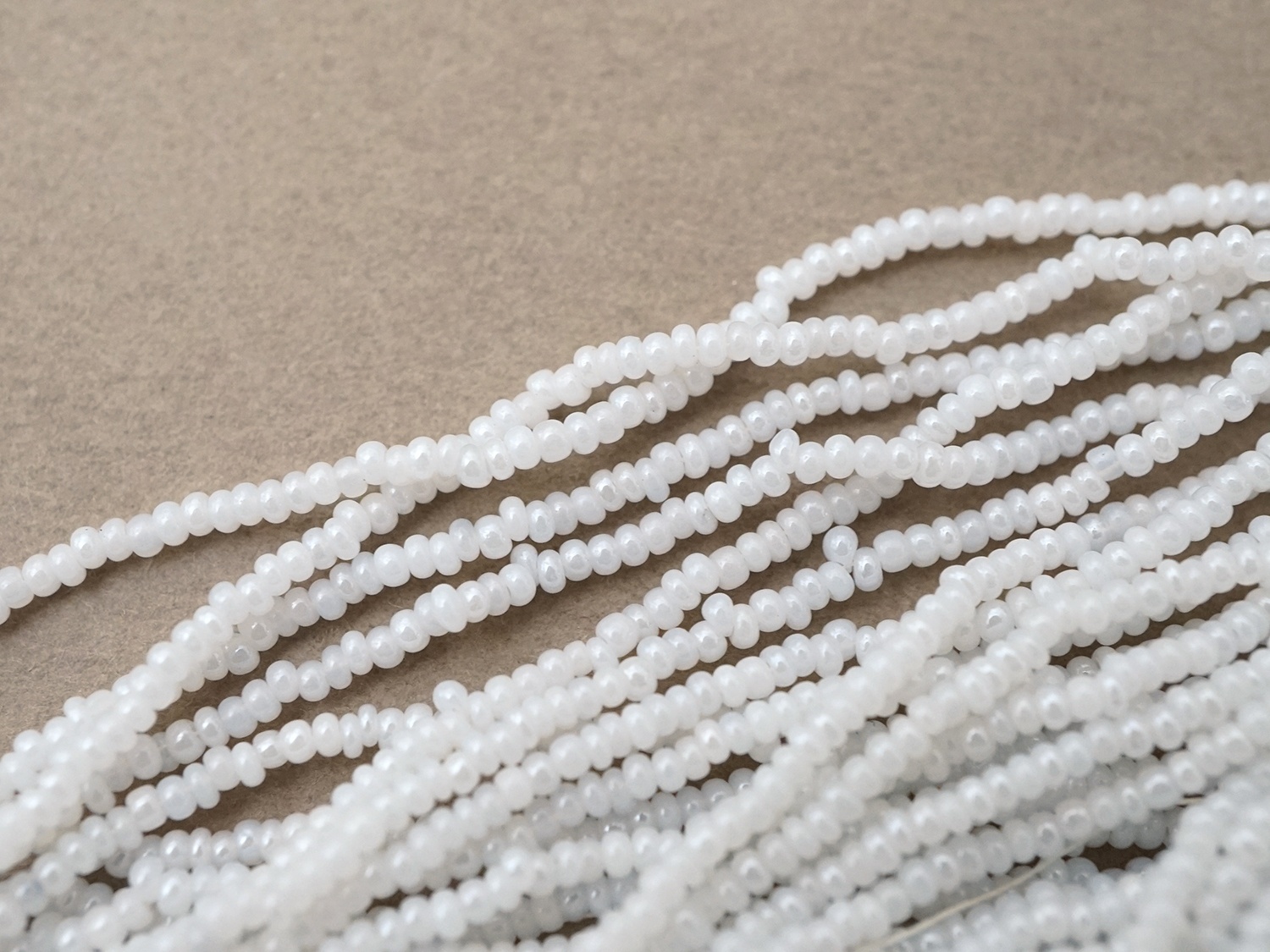 画像5: アンティーク 極小 パールホワイトのシードビーズ 1cm=10粒 72〜88g (5)