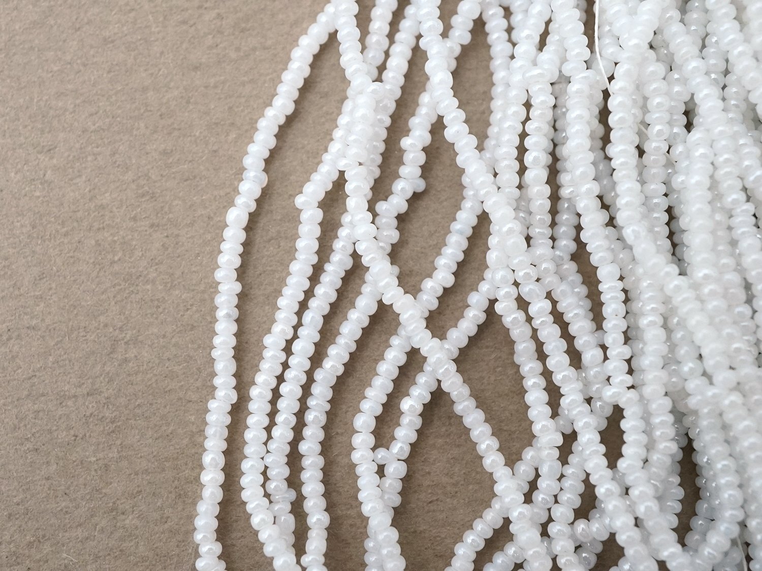 画像3: アンティーク 極小 パールホワイトのシードビーズ 1cm=10粒 72〜88g (3)