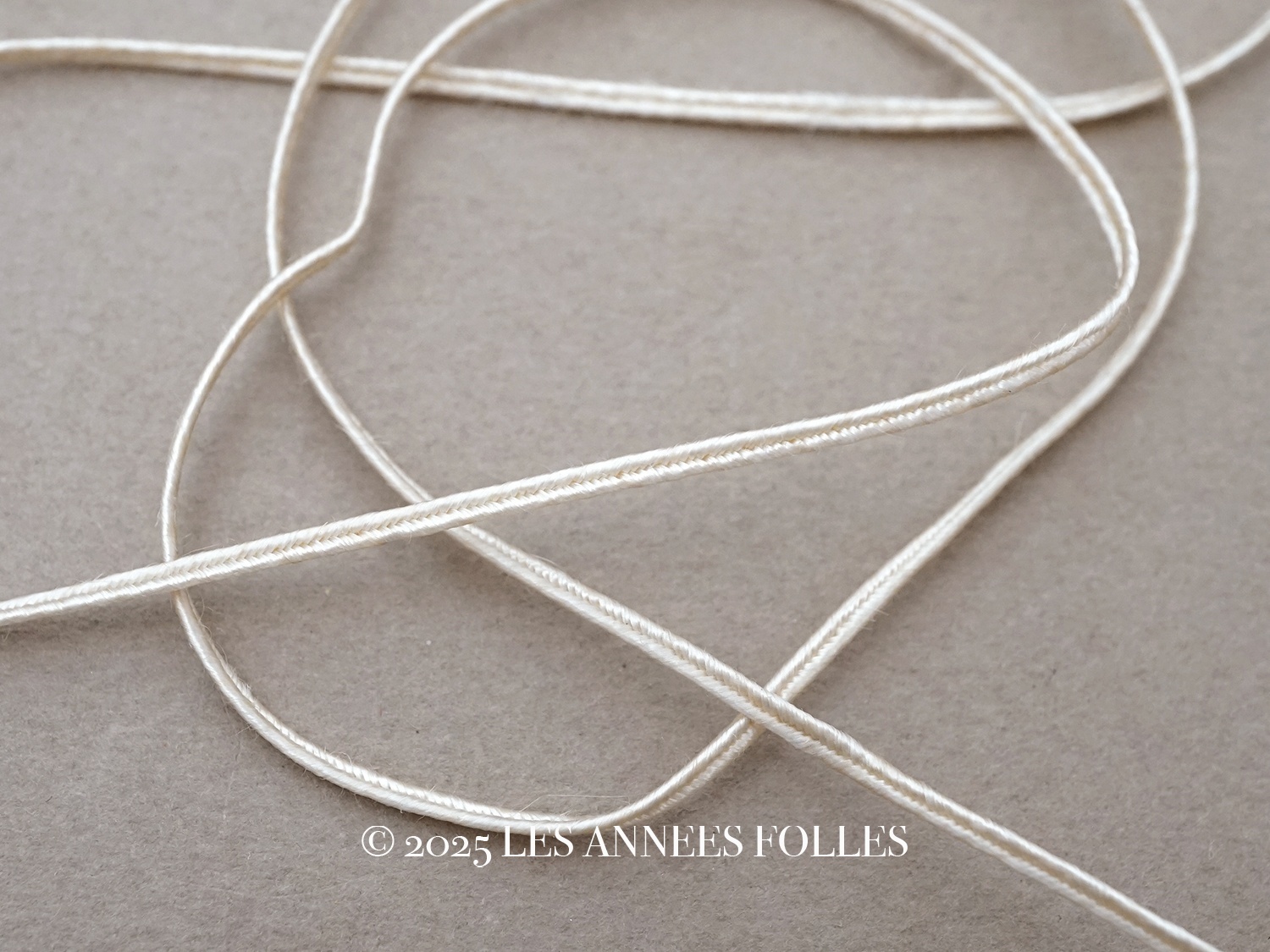 画像1: アンティーク 紐 オフホワイト 3m 2mm幅 (1)