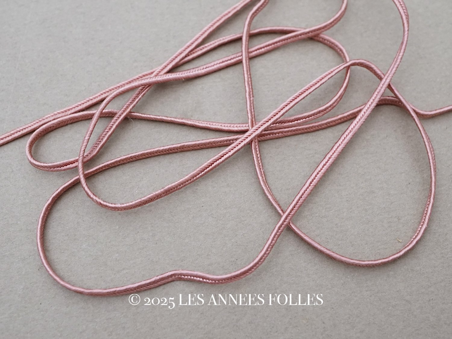 画像1: アンティーク 紐 グレイッシュピンク 4.15m 2mm幅 (1)