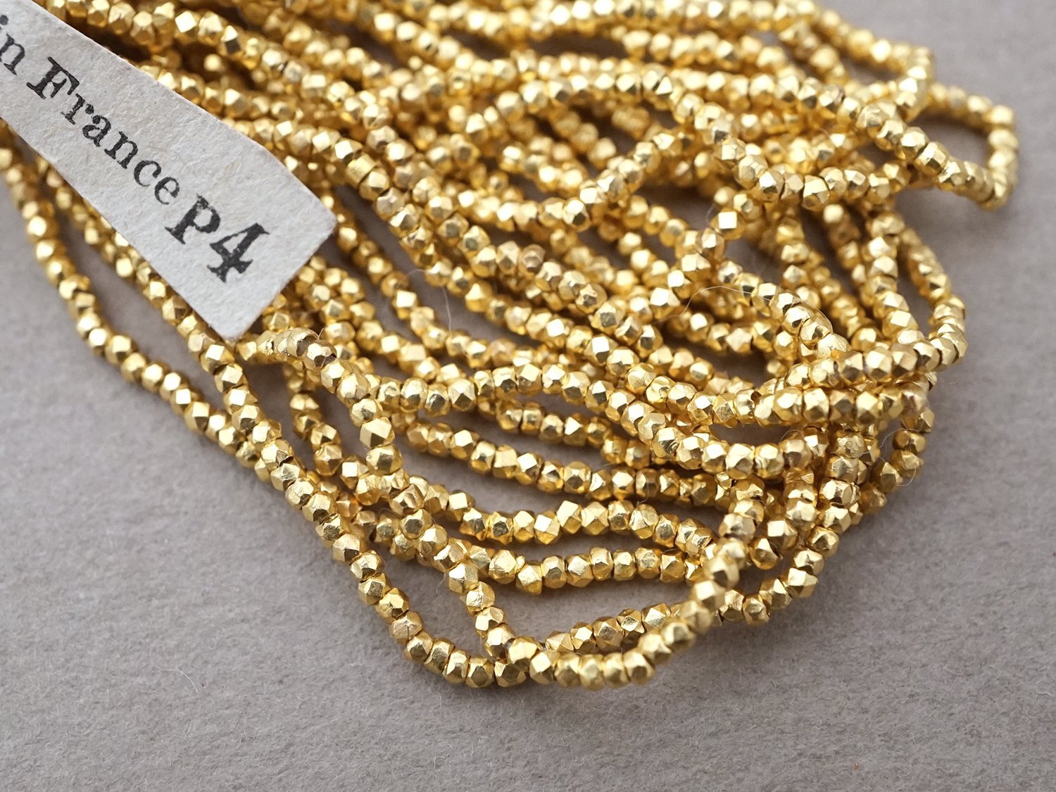 画像2: 【セール対象外】【クーポン対象外】1900年代 アンティーク メタル製 極小 カット入り ビーズ ゴールド メタルビーズ キャビアビーズ P4 (2)
