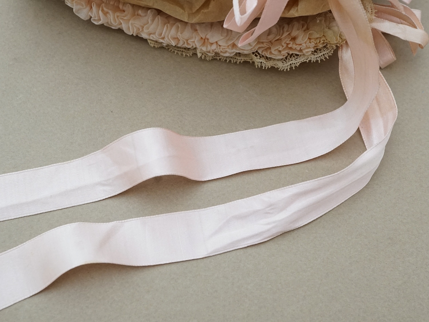 画像9: アンティーク シルク製 ボネ レース&フリル パウダーピンク ベビー用ボネ (9)