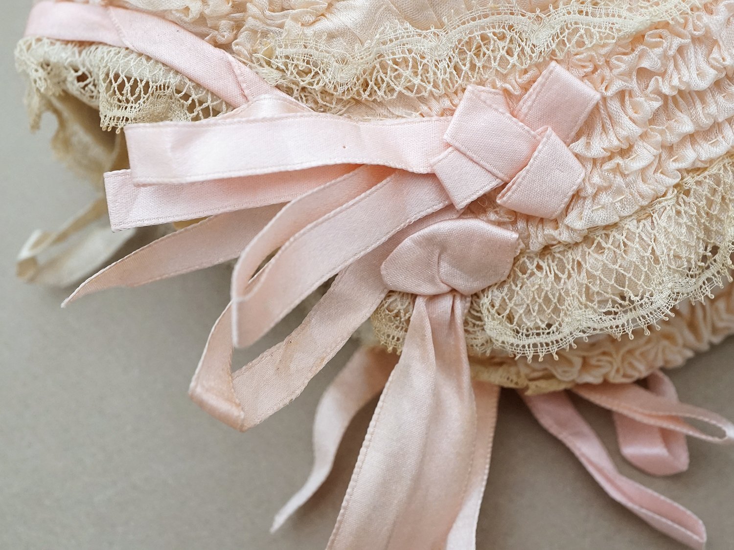 画像2: アンティーク シルク製 ボネ レース&フリル パウダーピンク ベビー用ボネ (2)