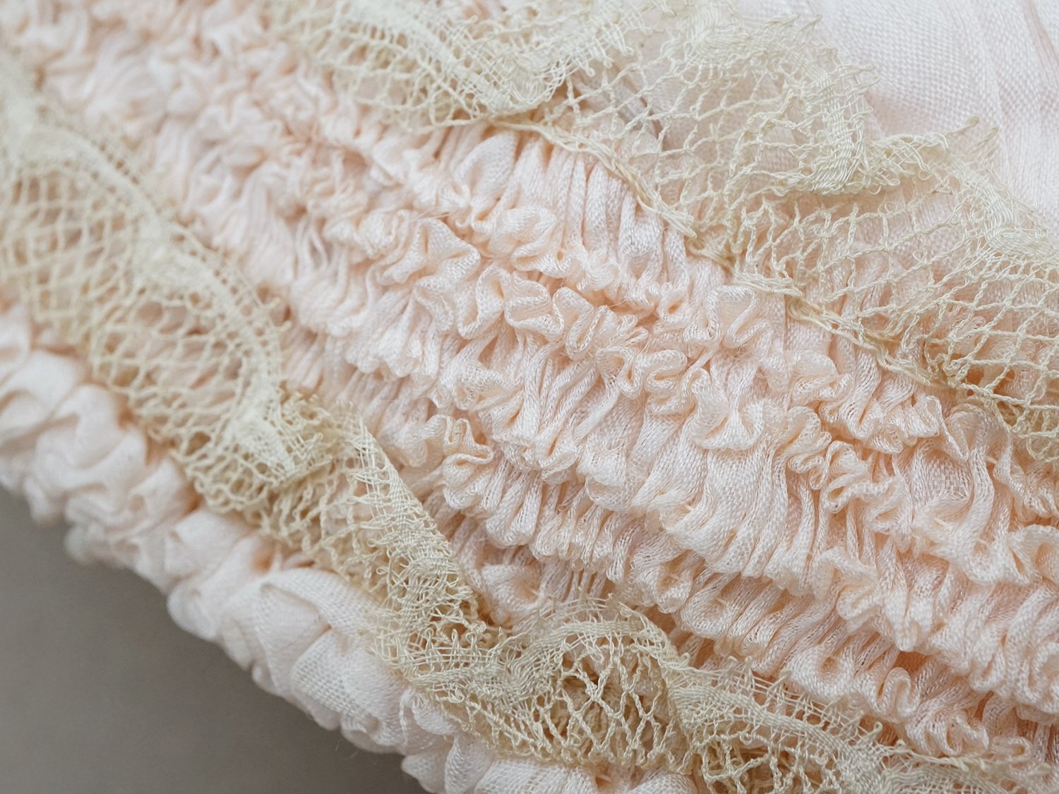 画像7: アンティーク シルク製 ボネ レース&フリル パウダーピンク ベビー用ボネ (7)