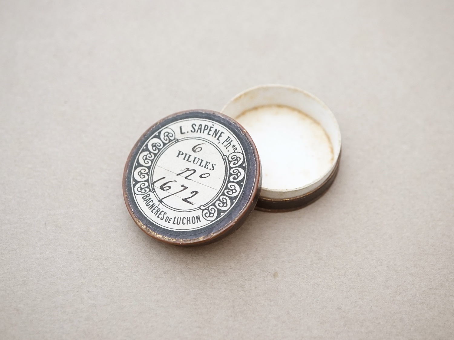 画像2: 19世紀末 アンティーク ファーマシーボックス  (2)