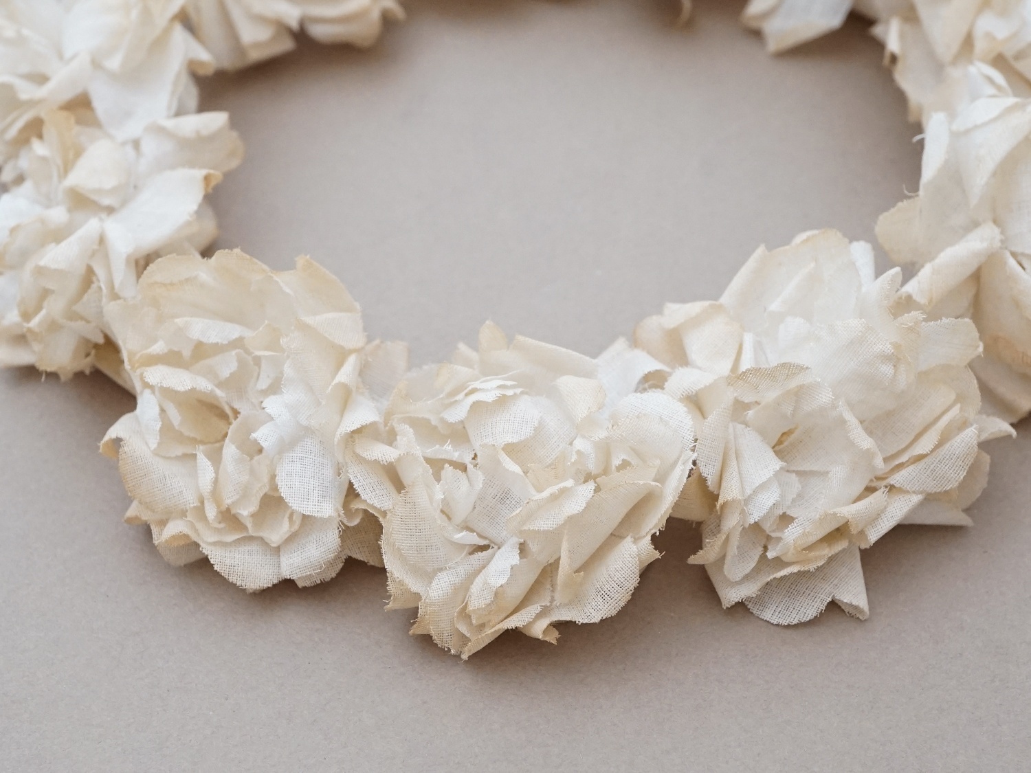 画像4: アンティーク 薔薇の布花のティアラ 花冠  オフホワイト (4)