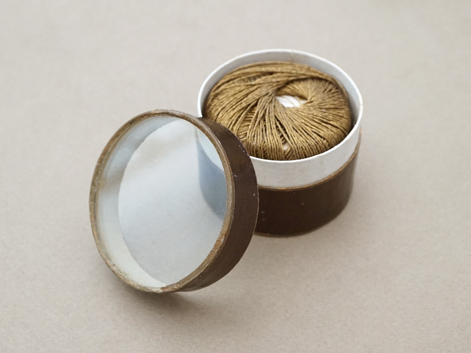 画像2: アンティーク 硝子の蓋の糸箱 スレッドケース  (2)