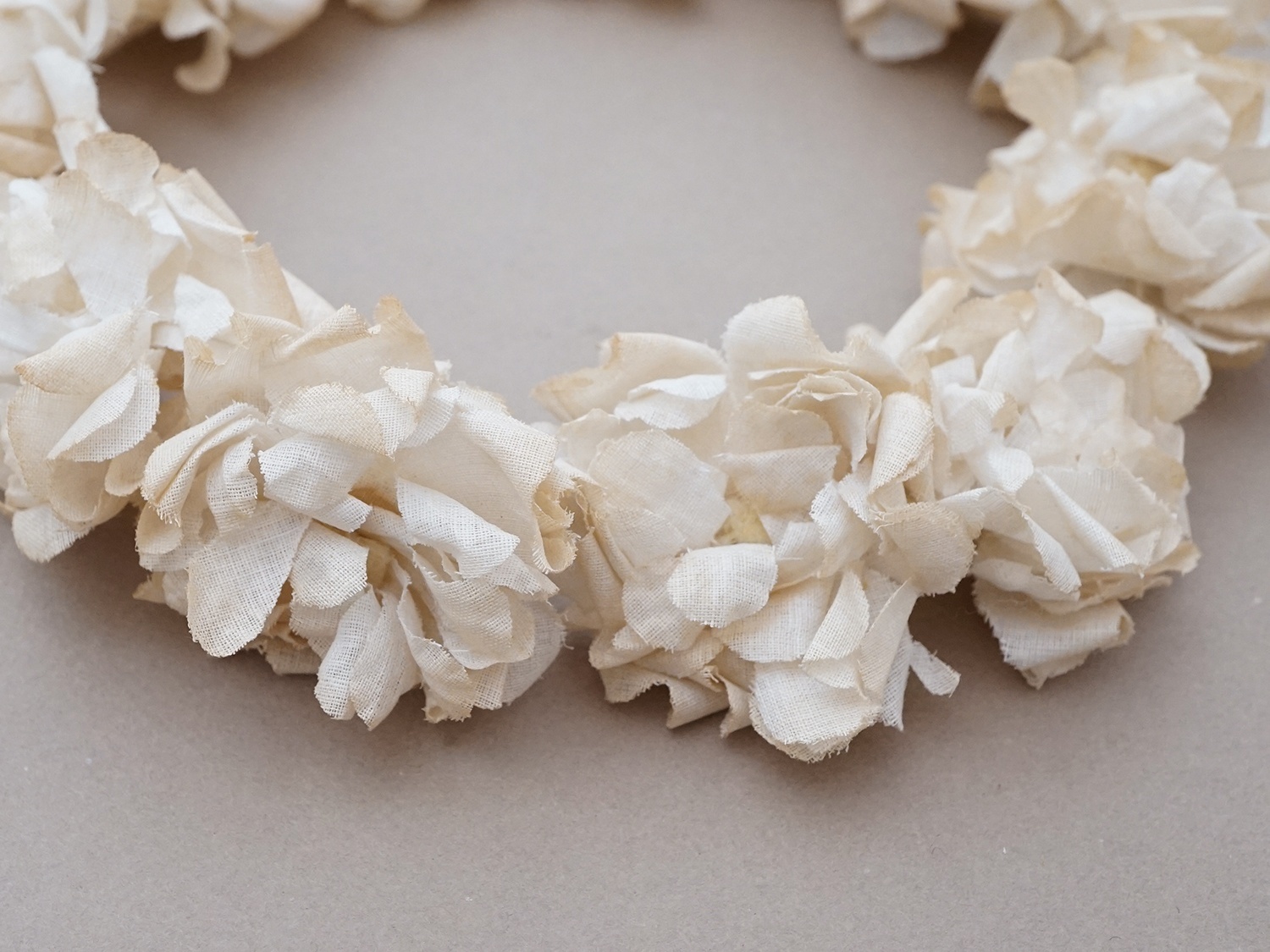 画像6: アンティーク 薔薇の布花のティアラ 花冠  オフホワイト (6)