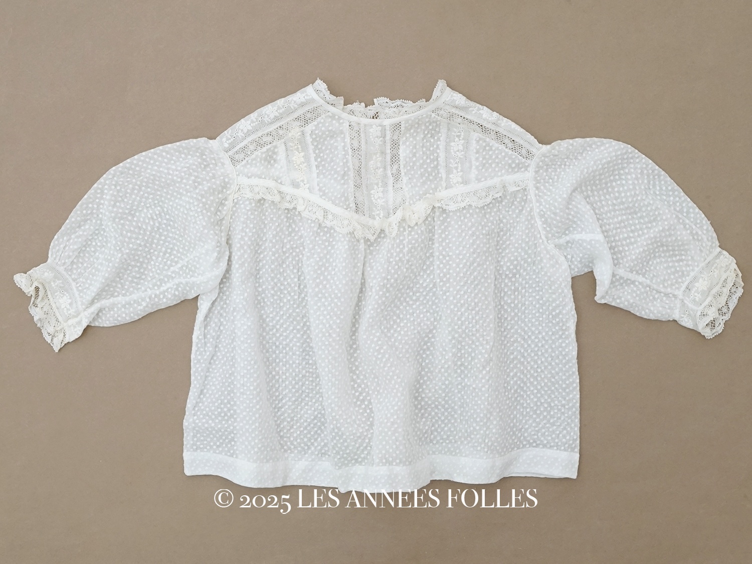 画像1: 1900年頃 アンティーク ベビー用 ブラウスドット刺繍のコットンファブリック  (1)