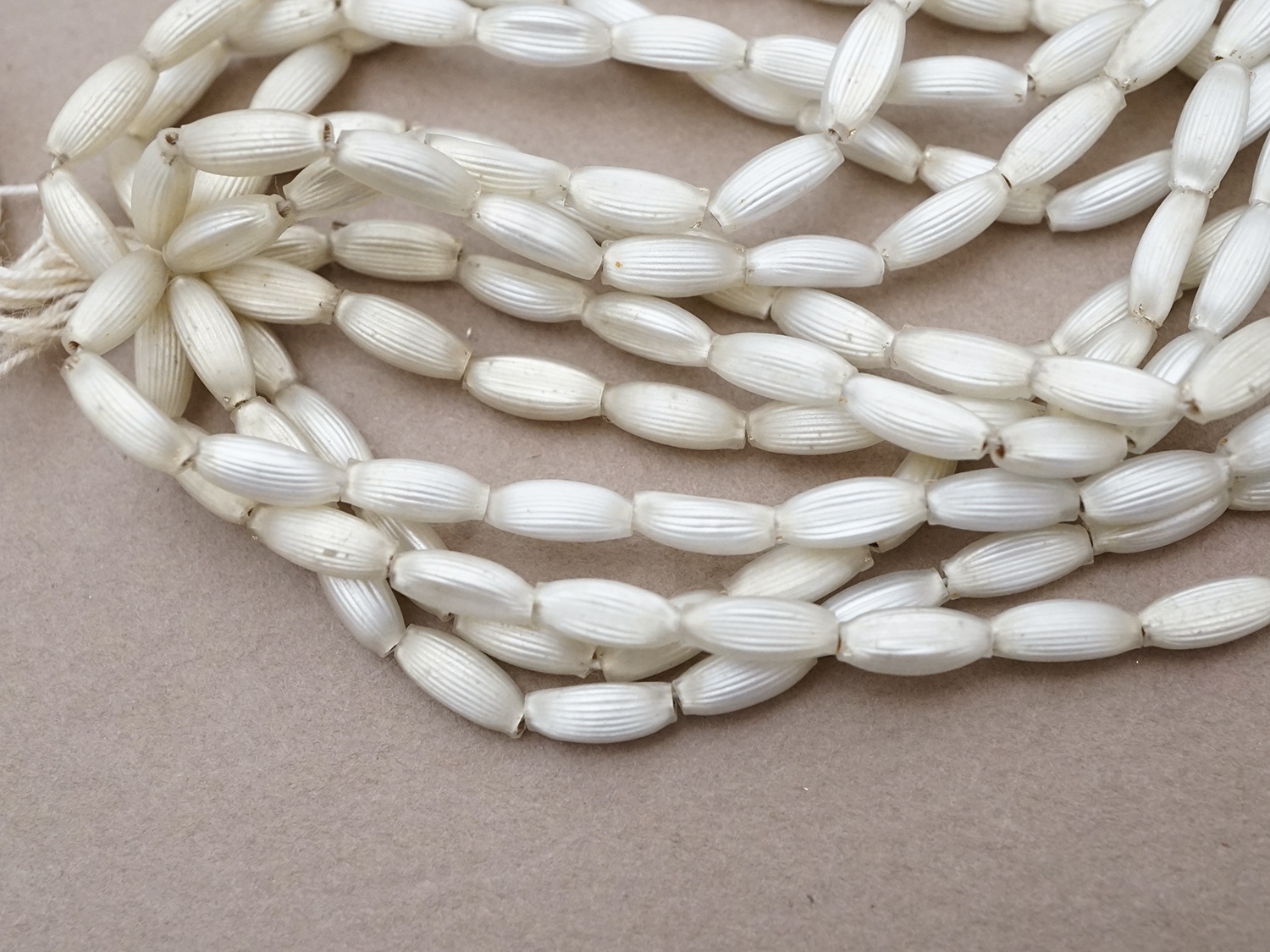 画像7:  アンティーク スフレビーズ マーキス型 ライン入り ホワイトシルバー  4×9mm  約390ピース 吹きガラス製 ビーズ (7)