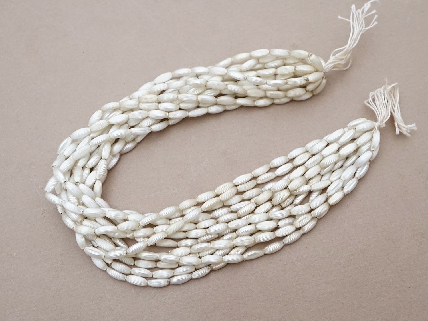 画像2:  アンティーク スフレビーズ マーキス型 ライン入り ホワイトシルバー  4×9mm  約390ピース 吹きガラス製 ビーズ (2)