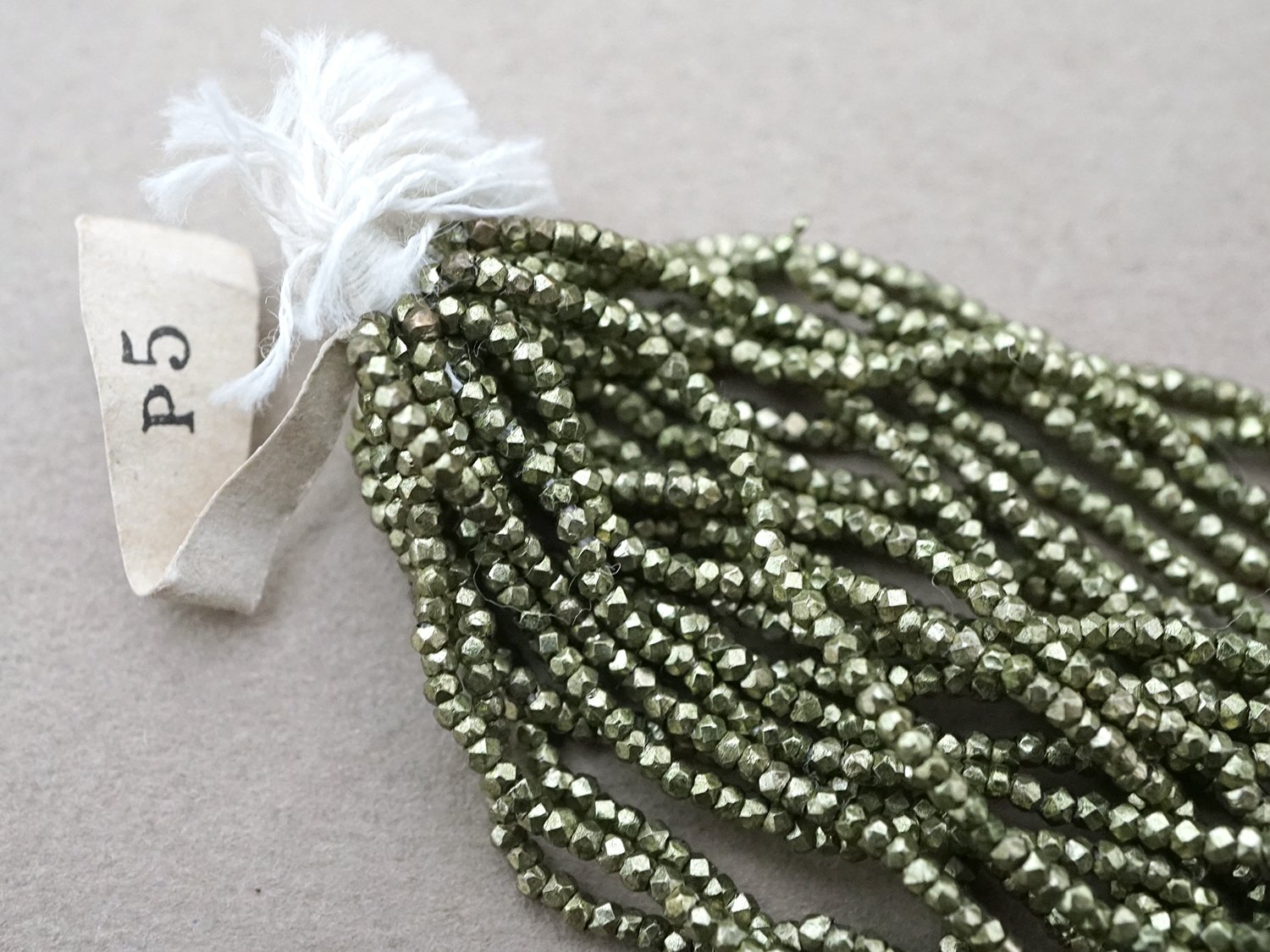 画像10: アンティーク 極小 カット入り メタルビーズ 枯れ草色 キャビアビーズ P5 メタル製 ビーズ (10)