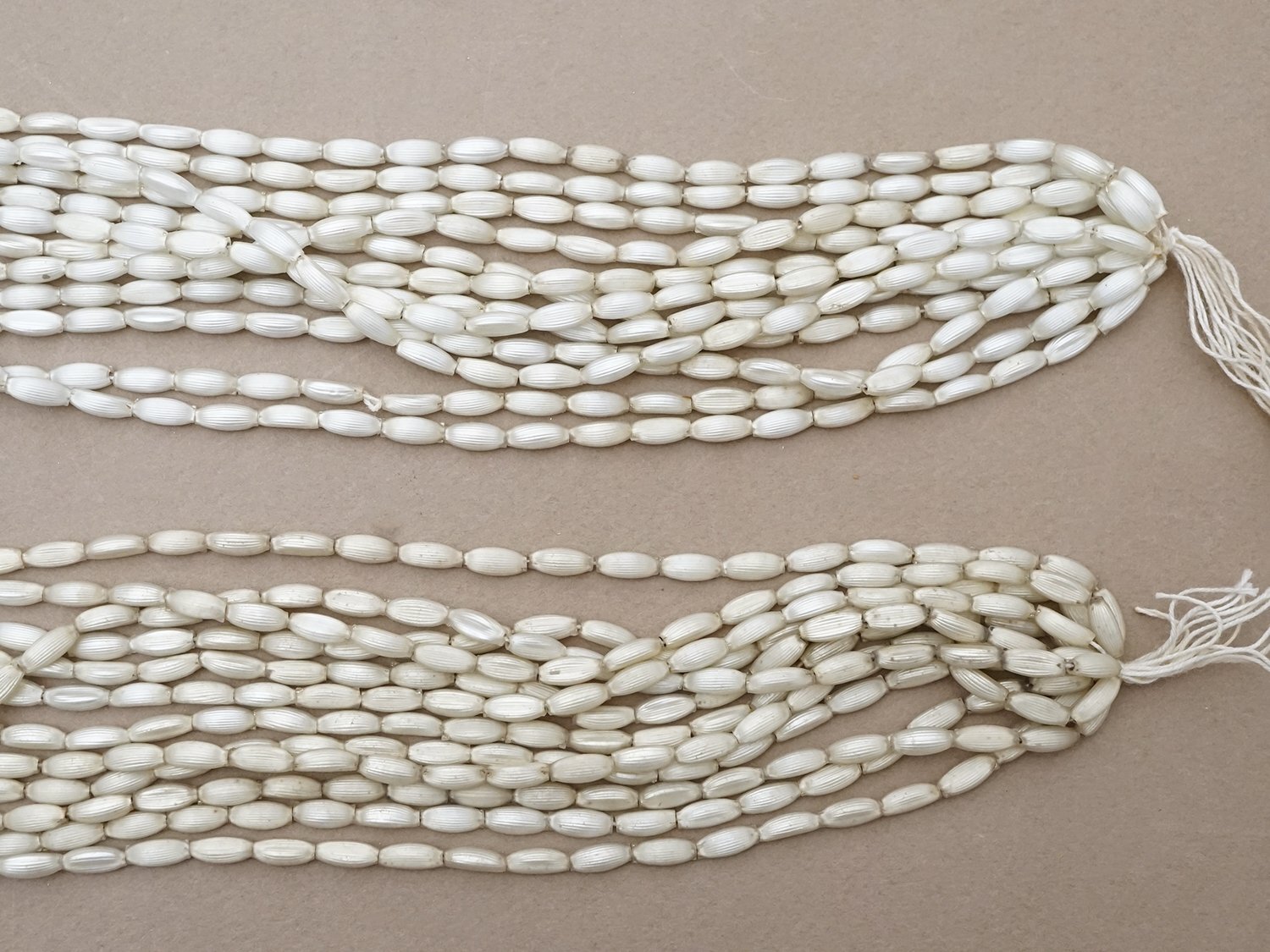 画像5:  アンティーク スフレビーズ マーキス型 ライン入り ホワイトシルバー  4×9mm  約390ピース 吹きガラス製 ビーズ (5)